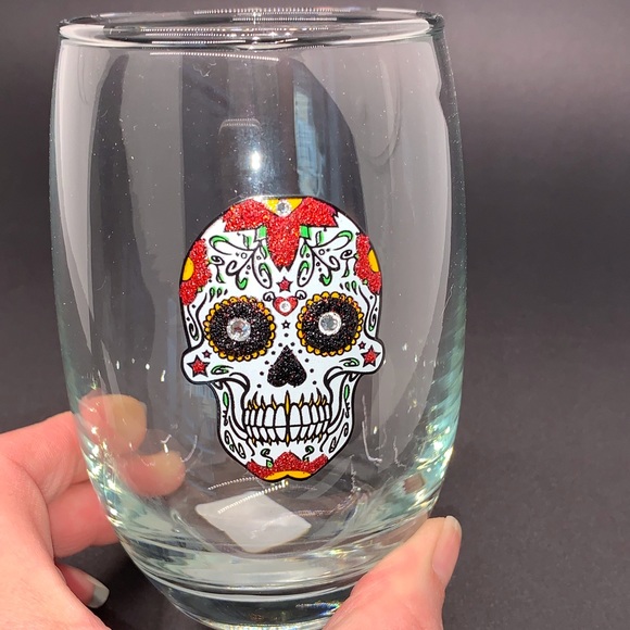 WHITE & RED SUGAR SKULL WITH SWAROVSKI CRYSTAL ACCENTS STEMLESS WINE GLASS NIB - Picture 10 of 11